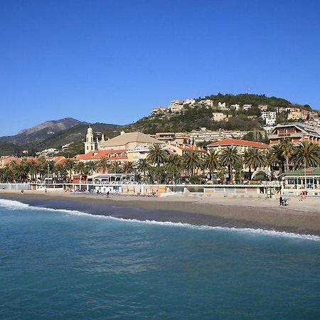Holiday In Pietra Ligure Exterior foto